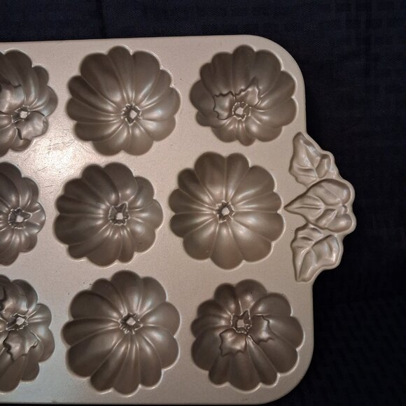 Nordic Ware Pumpkin Patch Pan 12 Muffins Mini Cakes Cupcakes HALLOWEEN FALL USA - Picture 8 of 12